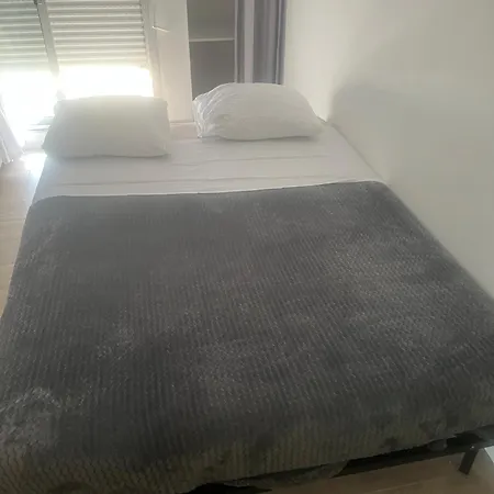 Joli Carnon, Wifi 7min Airport Appartement *